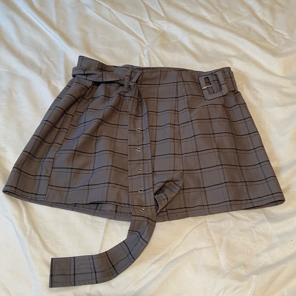 GREY PLAID SKORT WITH BELT